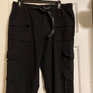 Black women’s cargo pants size: L